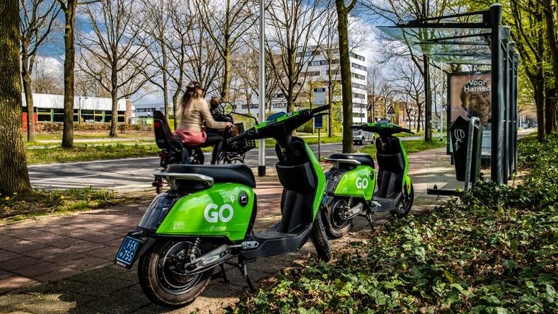 Voor sommigen een doorn in het oog: deelscooters die op de stoep staan geparkeerd. Foto: Hissink