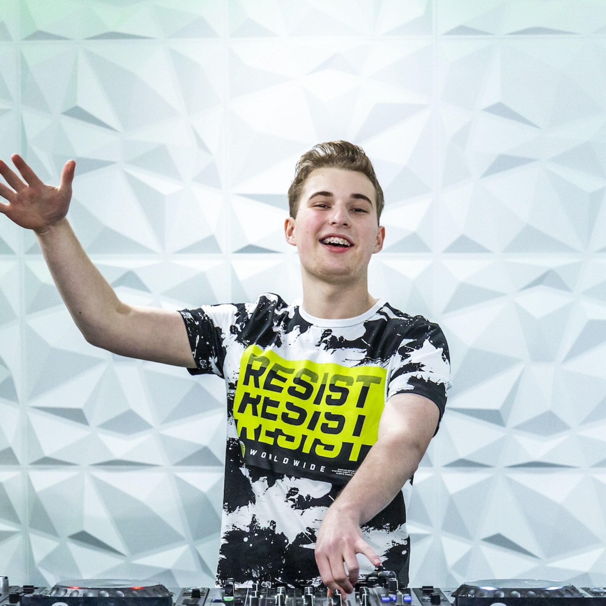 bastiaan 16 organiseert dancefeesten met veel mensen het moet geen huiskamerfeestje worden