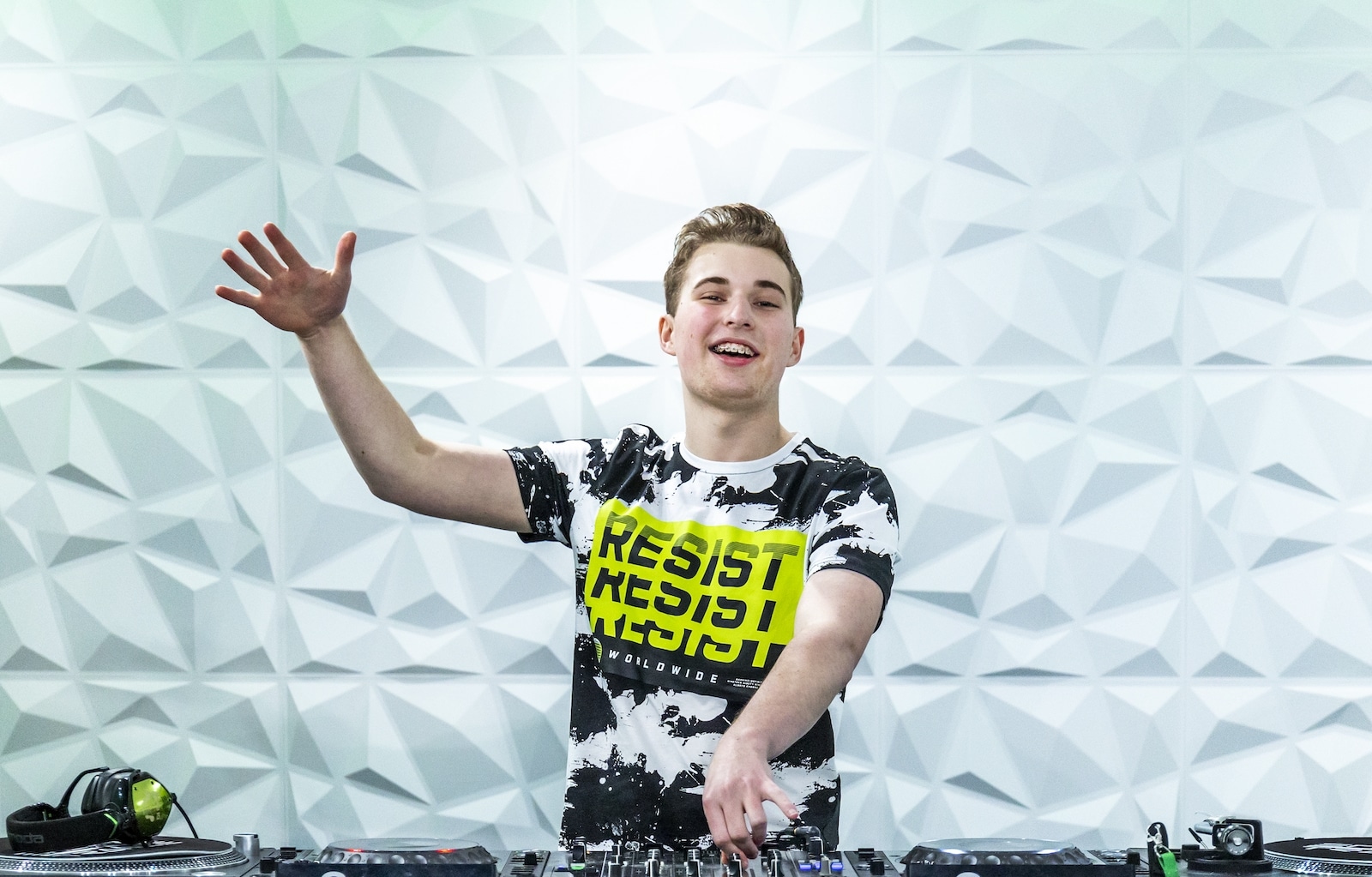 Bastiaan van Hooij (16) uit Doorn organiseert al sinds zijn 13de zijn eigen dancefeesten. Foto: Angeliek de Jonge
