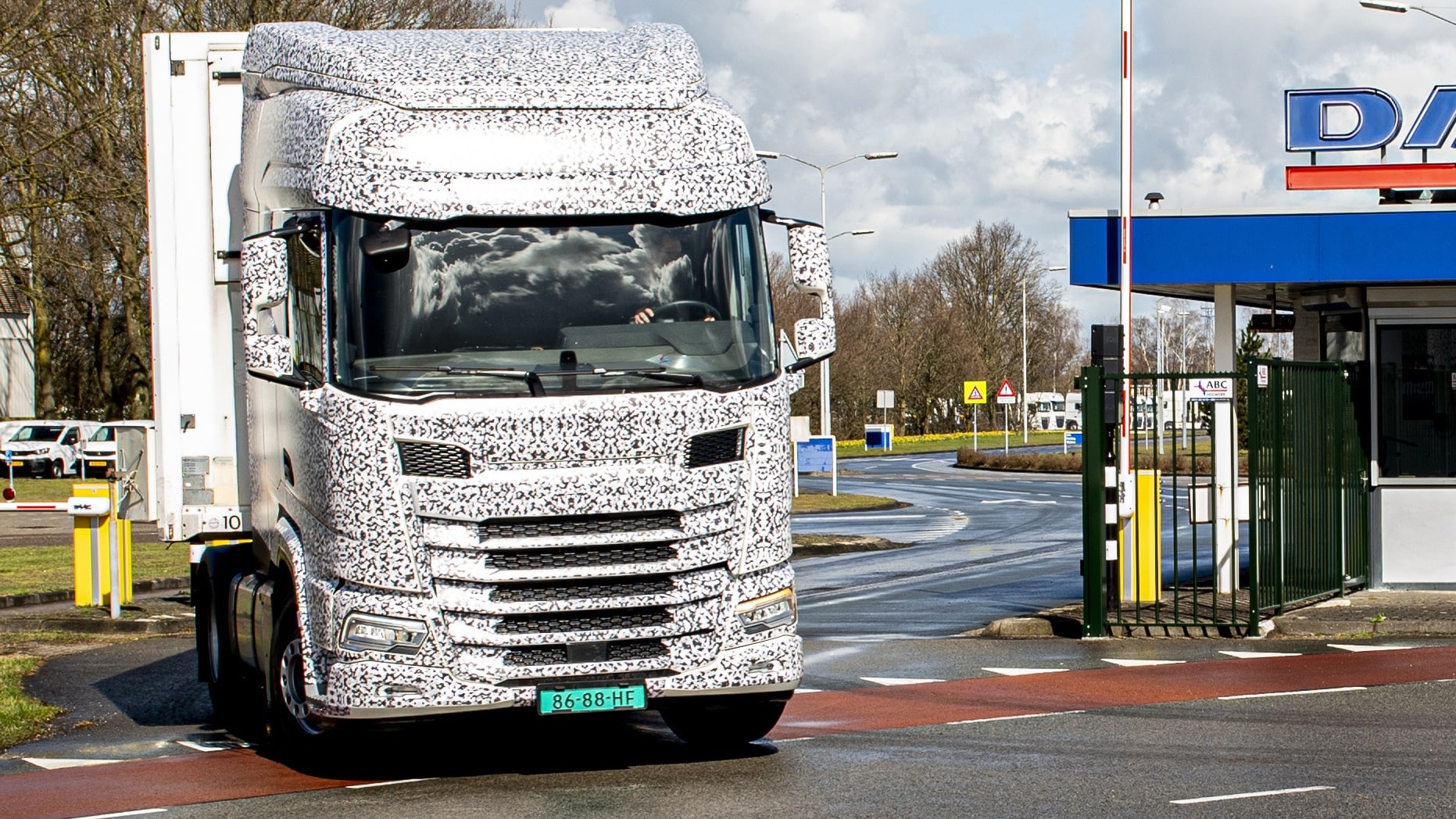 DAF maakte voor praktijktesten met het nieuwe model gebruik van gecamoufleerde voertuigen. Foto: DAF Trucks