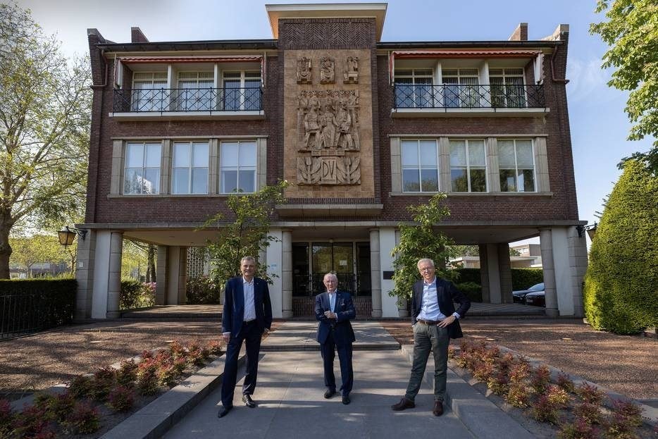 Eric van Schagen, Peter-Louis Vrijdag en Henk Nota (van links naar rechts) voor het gebouw van het 116-jarige Vrijdag Premium Printing in Eindhoven. Foto: Kees Martens/DCI Media