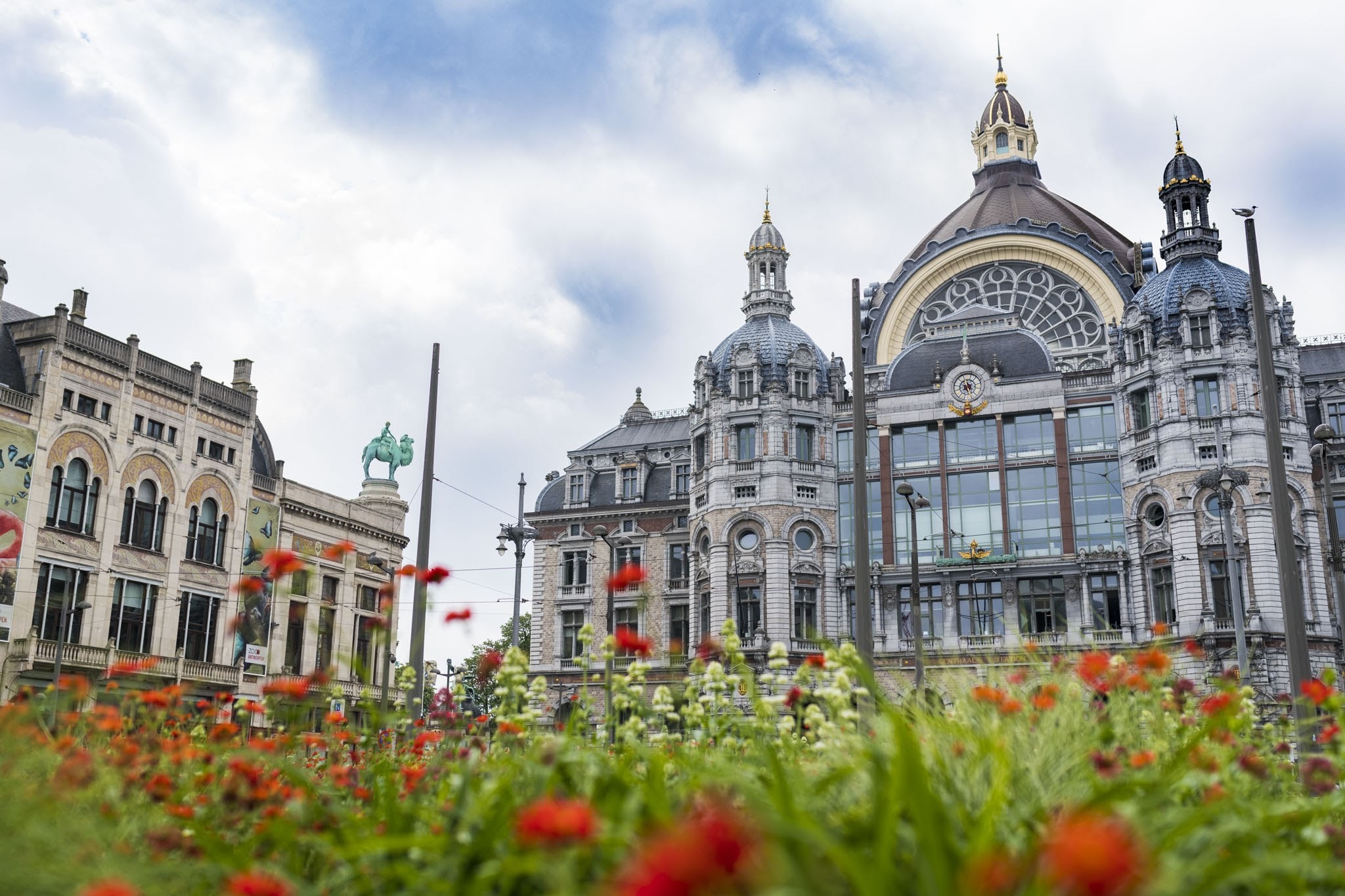 Wie met de trein naar Antwerpen reist, stapt hier uit (en weer in): het indrukwekkende station Antwerpen, verkozen als een van de vijf mooiste ter wereld. Foto: Moonback.
