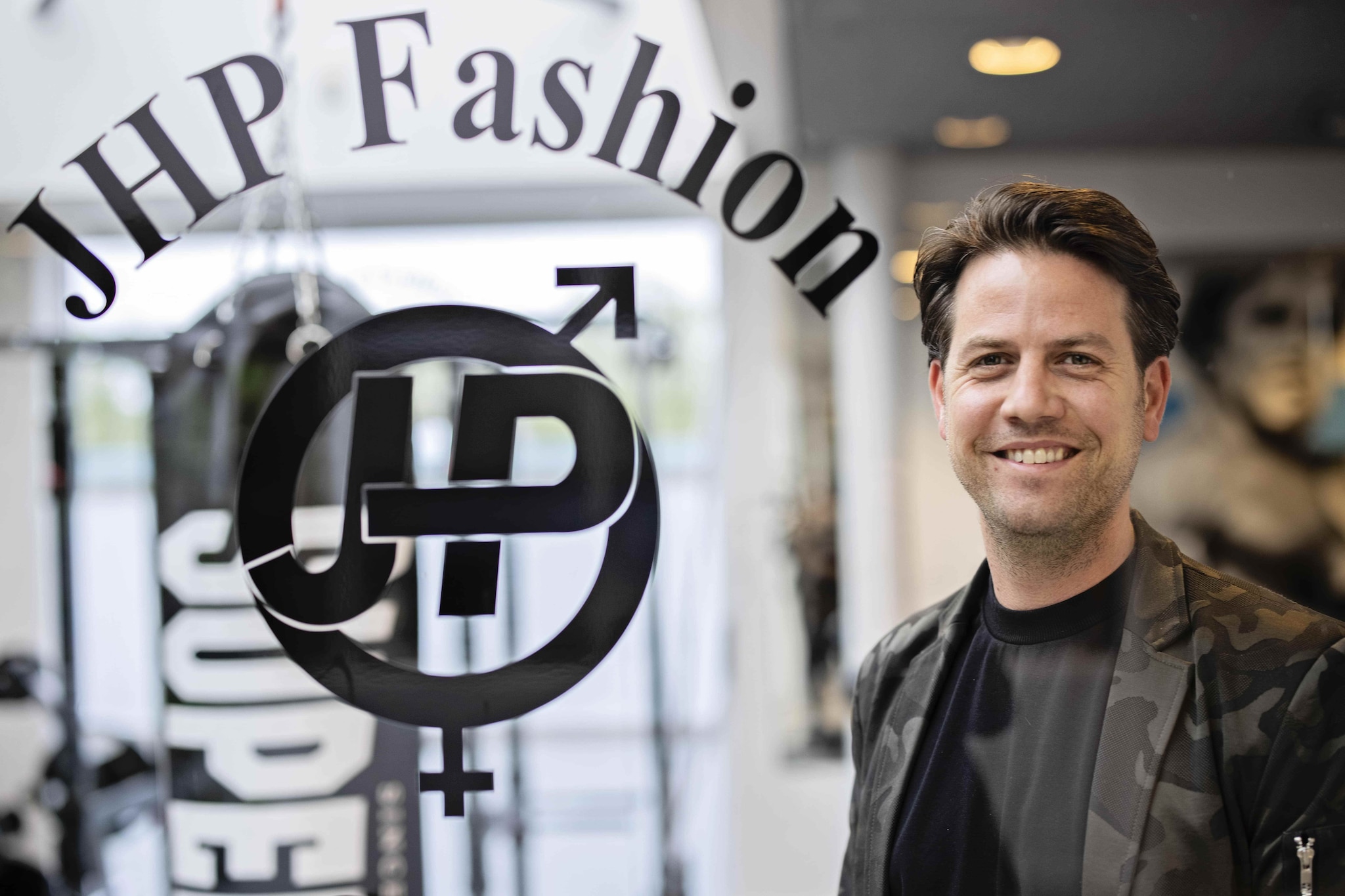 JHP Fashion die samen met Trunkrs een nieuwe betekenis geeft aan het woord “aandacht”. Op de foto zie je Stefano, COO van JHP Fashion. Foto: Gabby Louwhoff | Zuiver Beeld