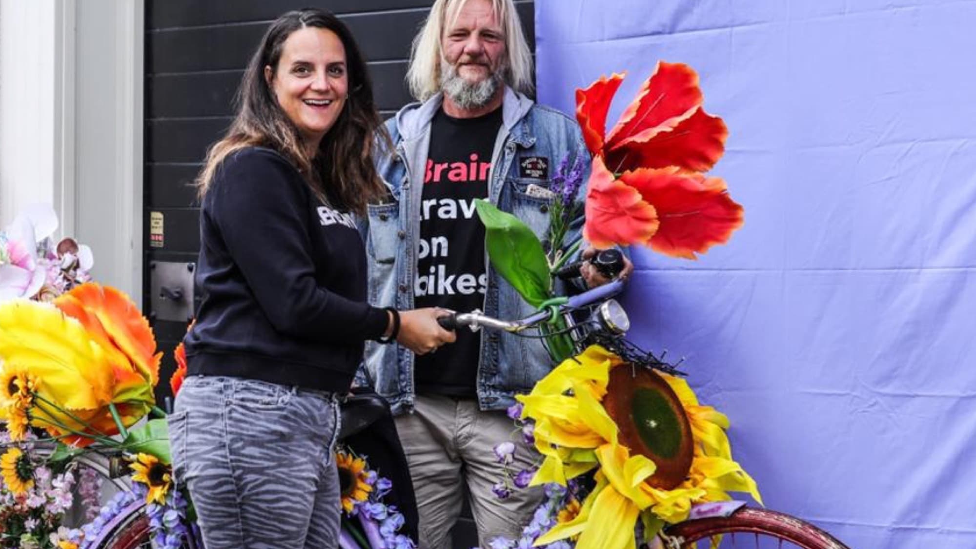 Drie op de tien door Ellyne Bierman (links) ingezamelde kunstbloemen worden gebruikt voor kunstprojecten, in samenwerking met The Flowerbikeman.