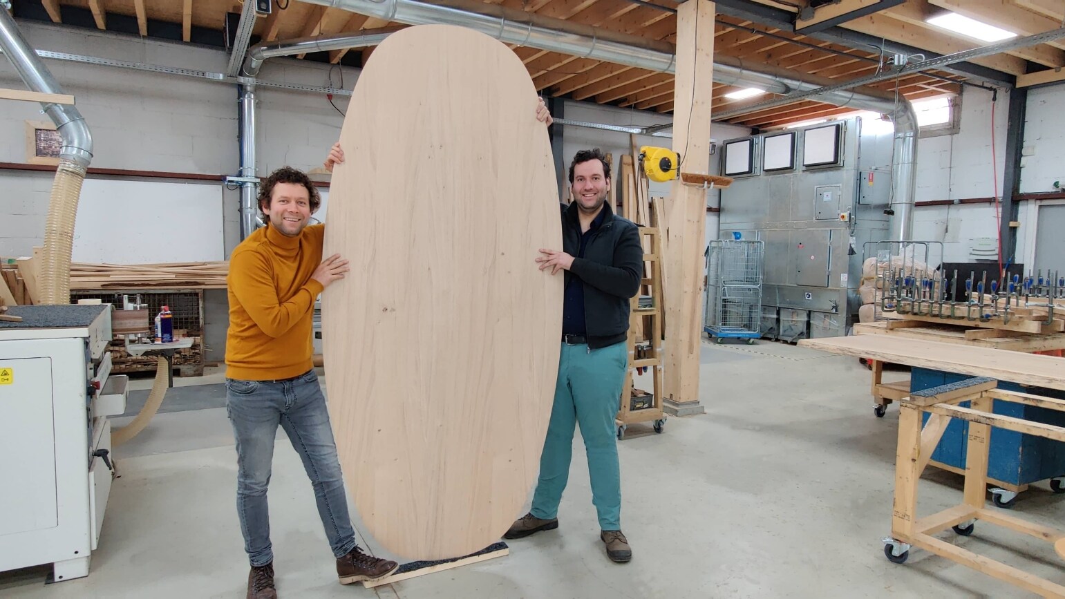 Christian en Robert Mollee willen met Broers Design een revolutie in de meubelindustrie teweeg brengen. Foto: Broers Design