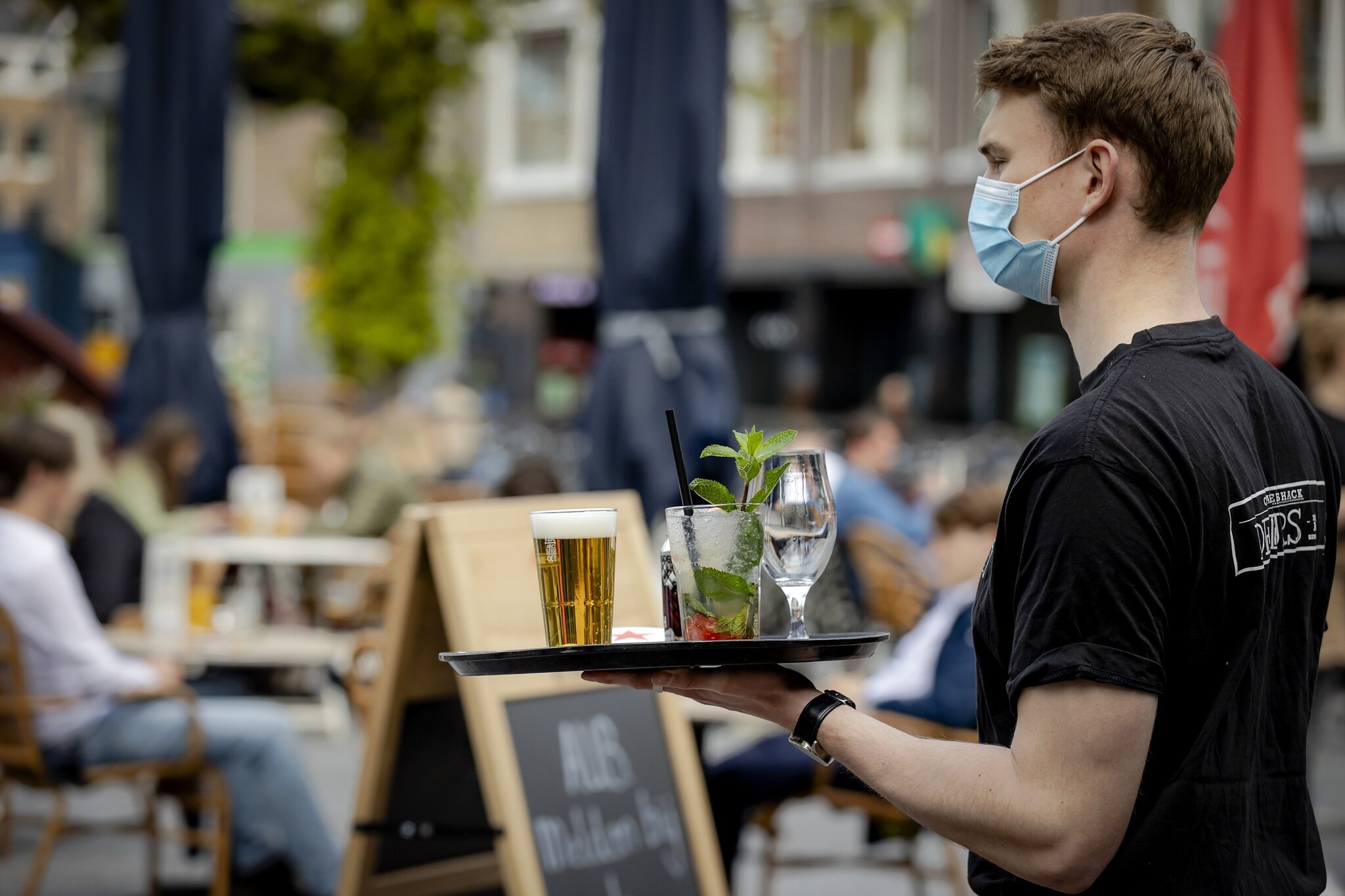 De afgelopen tijd zijn de coronamaatregelen voor de horeca versoepeld. Vanaf 5 juni mogen restaurants en cafés ook weer binnen mensen ontvangen. Foto: ANP