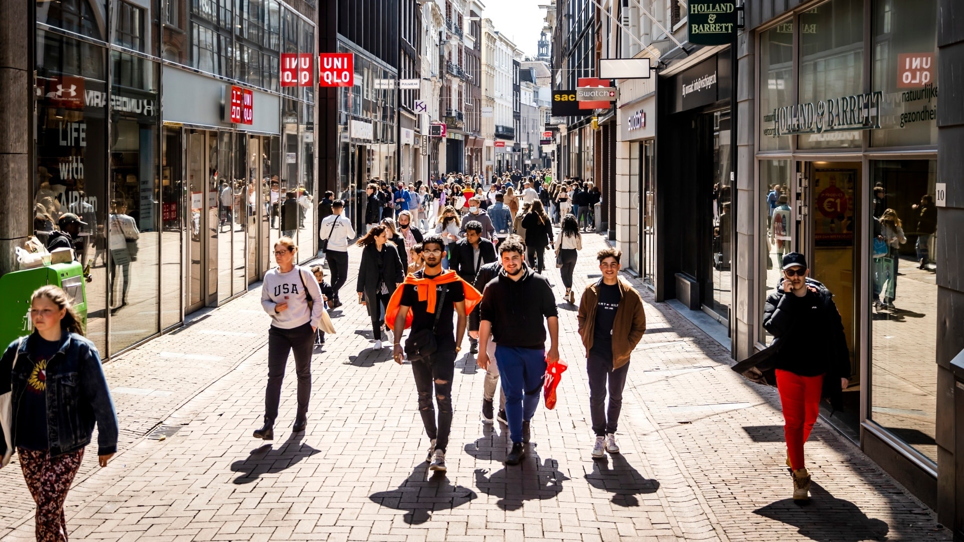 Toch heeft het winkelend publiek in de Kalverstraat er nog niet voor kunnen zorgen dat Amsterdam qua bezoekersaantallen weer in de buurt komt van haar oude niveau. Foto: ANP