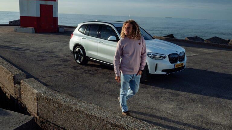 Roderick Pijls in de nieuwe BMW iX3. Foto: BMW