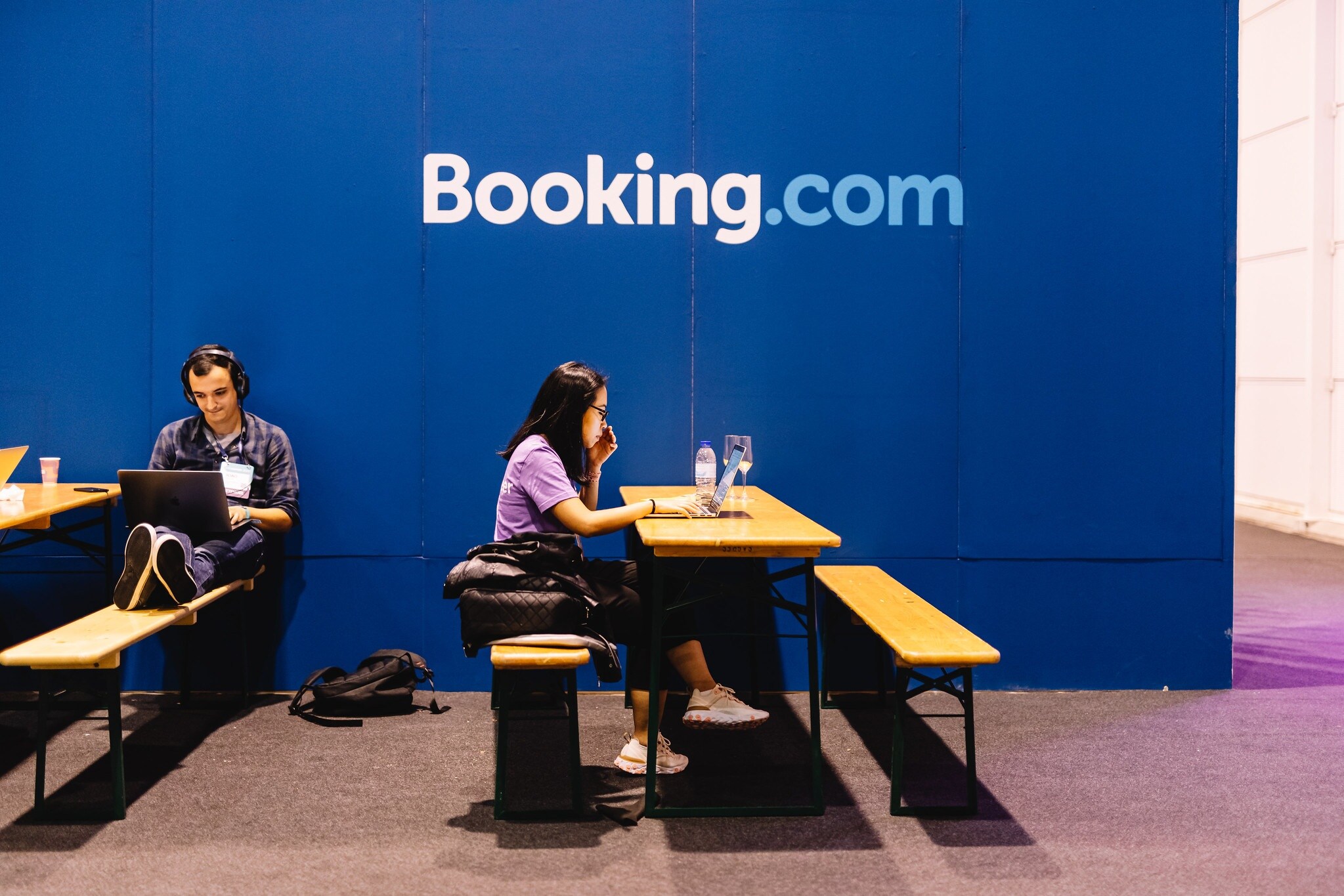 Beursstand van Booking.com op Web Summit 2019, toen de wereld er nog heel anders uitzag. Foto: Flickr/CC