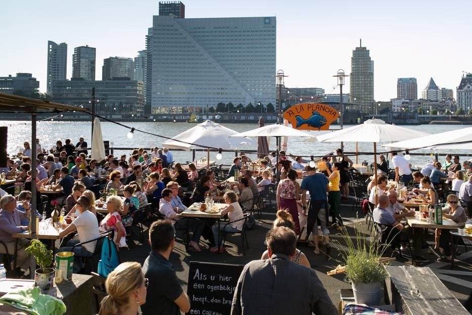 Het terras van visrestaurant A La Plancha voor corona. Inmiddels mogen er maar maximaal vijftig mensen eten. Mede-eigenaar Wietse Sennema heeft de processen gedigitaliseerd om efficiënter te kunnen werken.