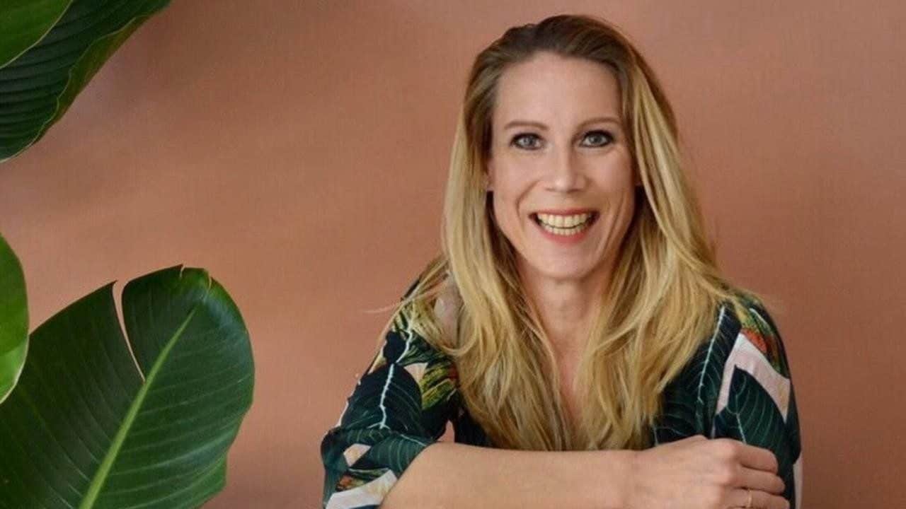 Barbara Bruggeling verkoopt met haar bedrijfje Hold YT een elastische band die je strandlaken op z'n plek houdt. Foto: Hold YT