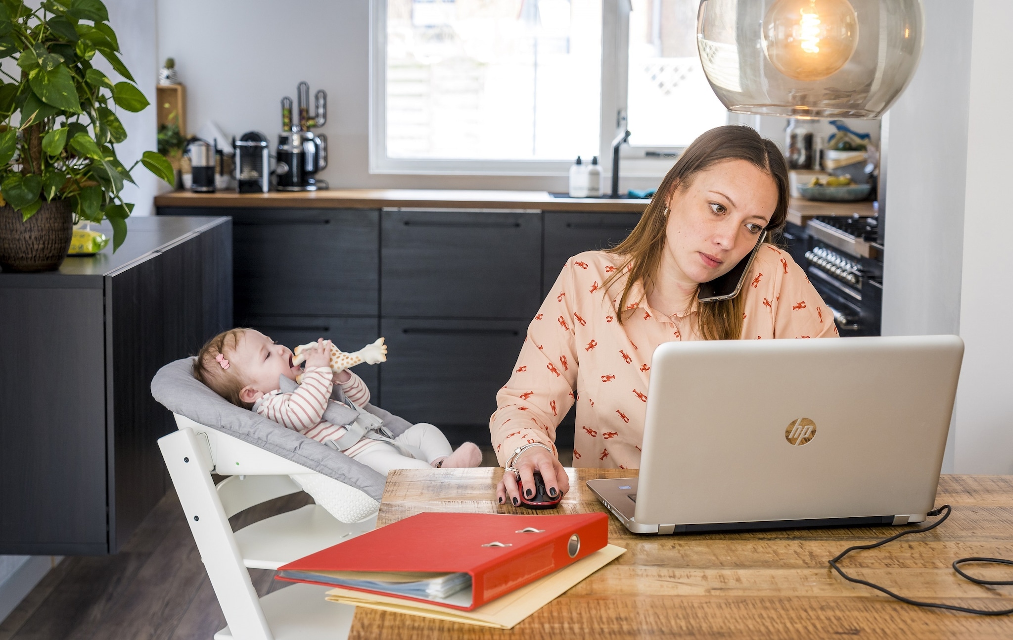 Bij het thuiswerken komt vaak ook wat multitasken kijken. Toch zouden veel werkenden het niet graag verruilen voor een fulltime werkweek op kantoor. Foto ter illustratie: ANP