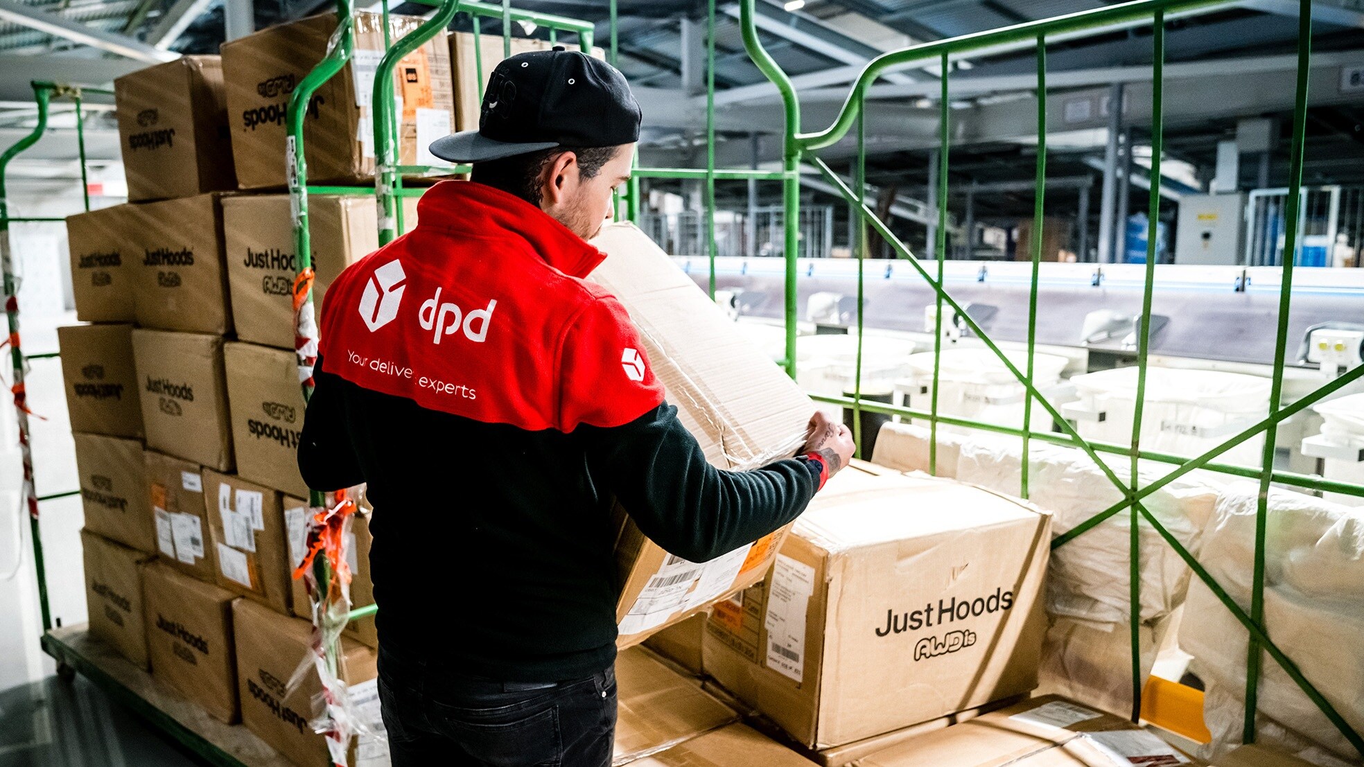 Het minimumuurloon van bijvoorbeeld zelfstandige pakketbezorgers moet omhoog. Foto: ANP