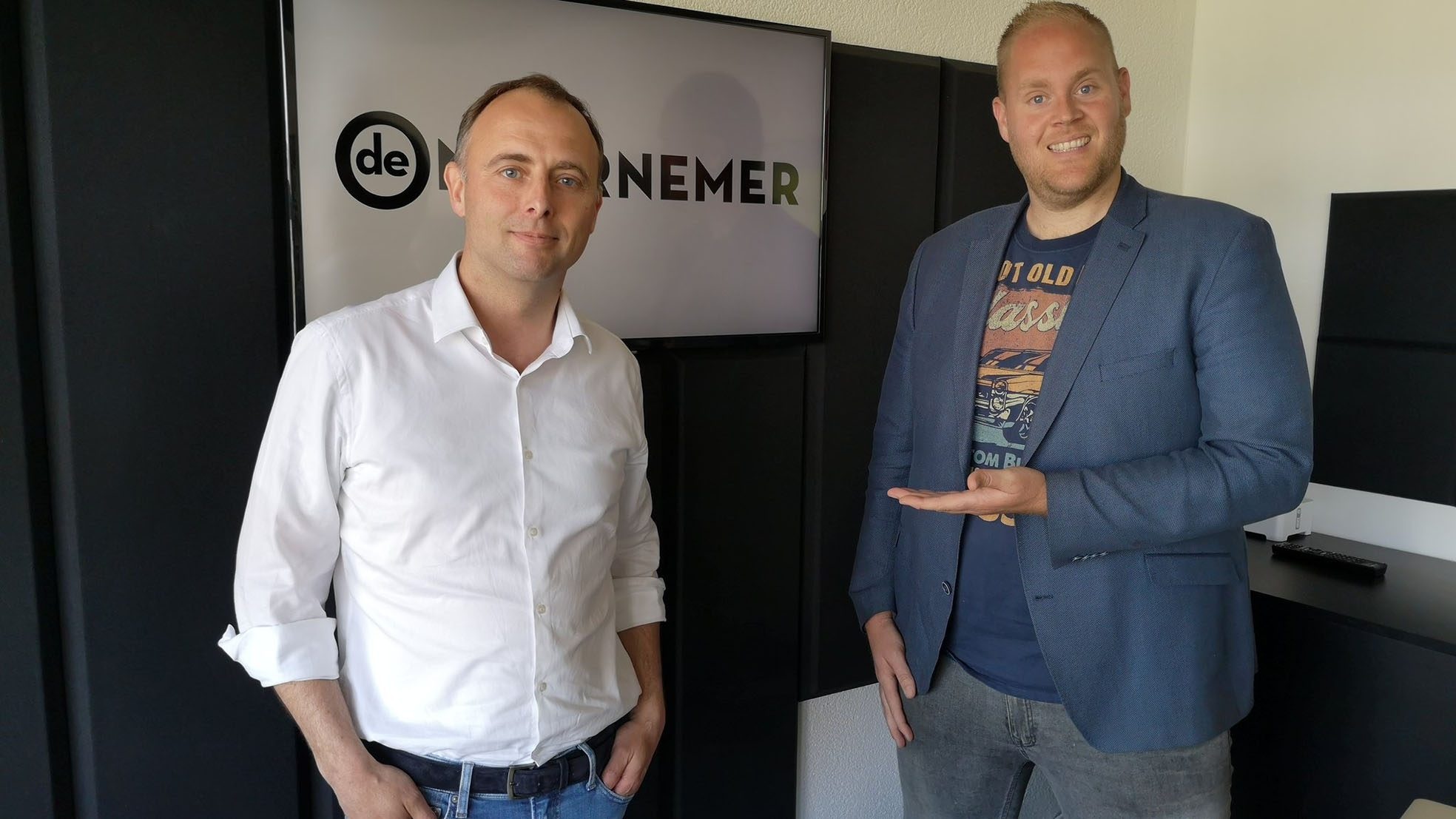 Willem Baudewijns (links) bij Roland Tameling in de radiostudio van New Business radio.