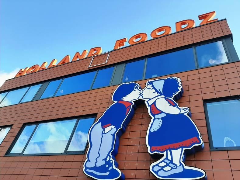Het markante logo van Holland Foodz op de gevel in Oosterhout. Foto: Ralph van Wolffelaar