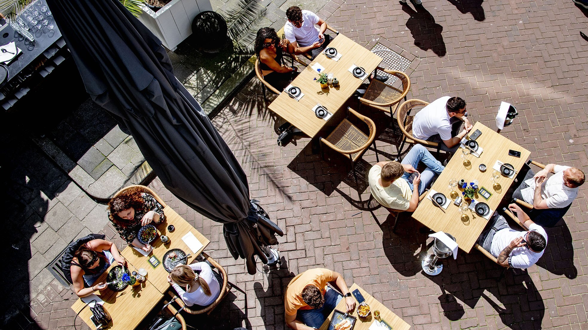 Het vinden van goed personeel in de horeca is een uitdaging nu in stappen restaurants en cafés verder open mogen gaan. Foto: ANP