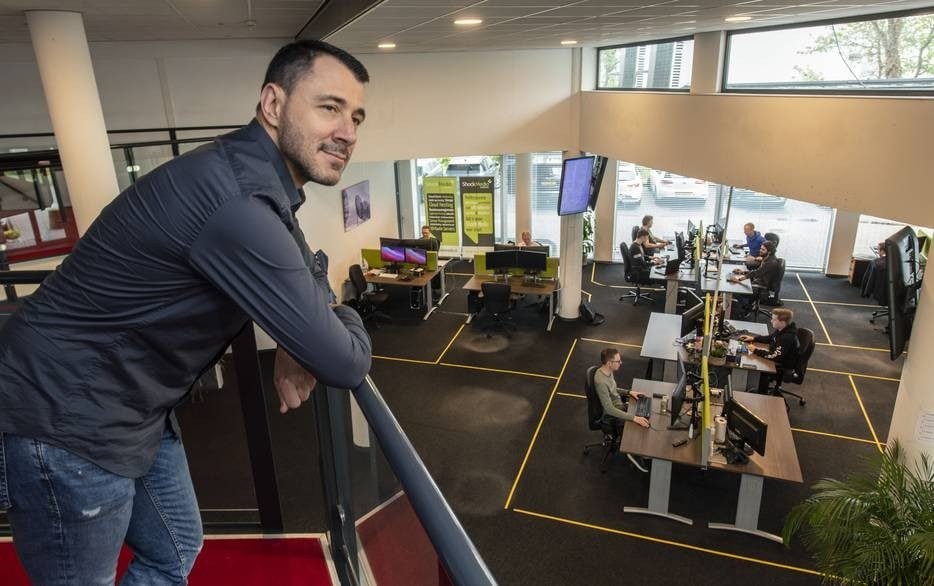 Alain Götz overziet de werkvloer bij Shock Media in Almelo, het bedrijf dat hij als 17-jarig oprichtte. Foto: Frans Nikkels