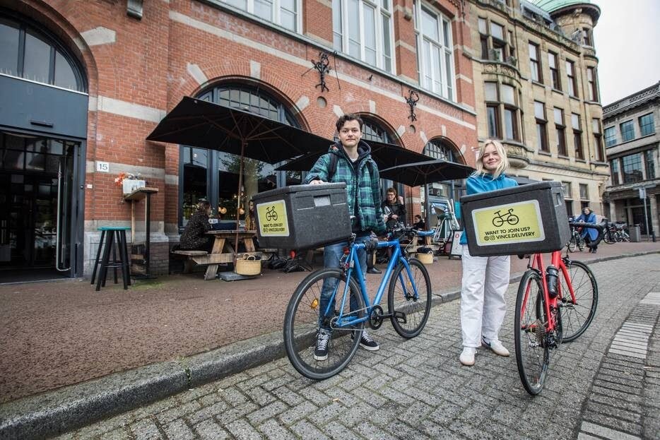 Bij Gastropub Van Kinsbergen bestel je vanaf deze week alleen nog via hun eigen website: Frits en Fleur van Vince.Delivery komen de maaltijd op de fiets langsbrengen. Foto: Frank Jansen
