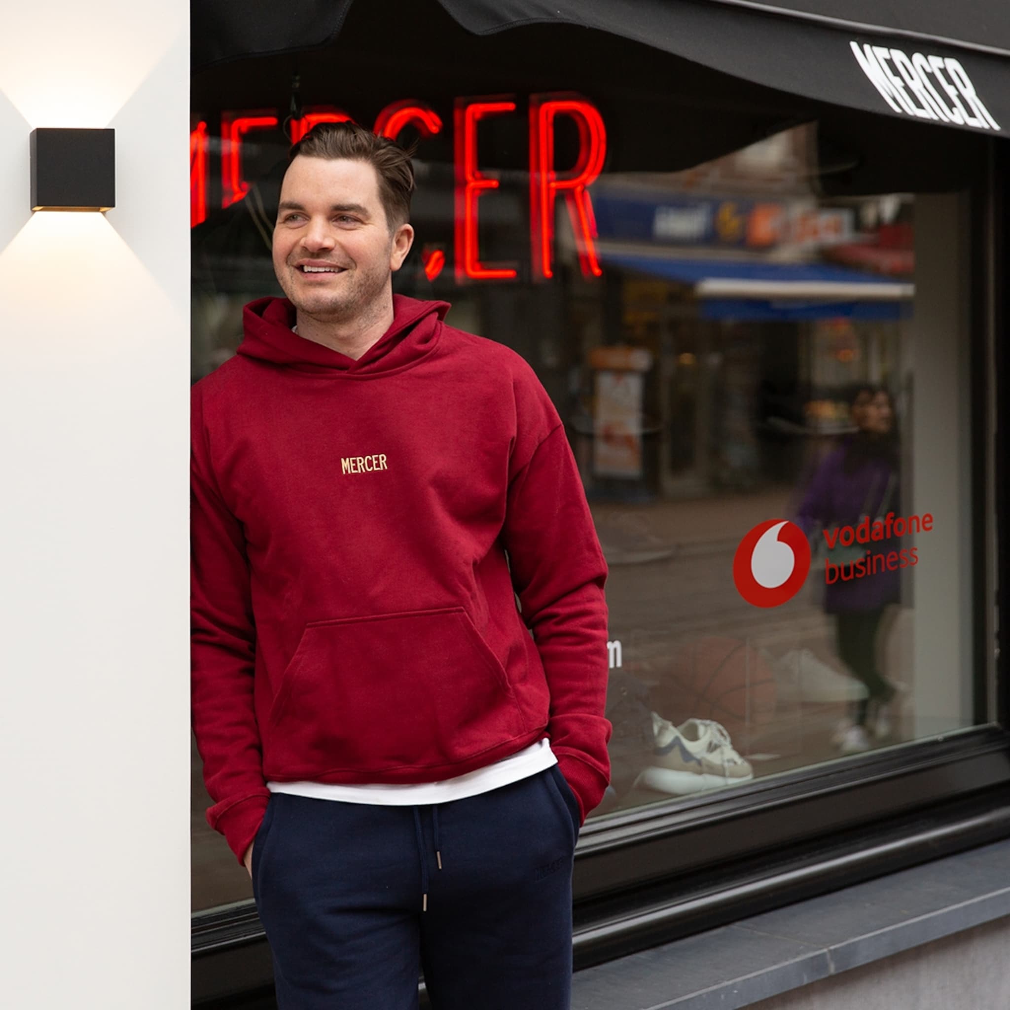 mercer amsterdam promoot met vodafone business sneakercollectie in next level volumetric video