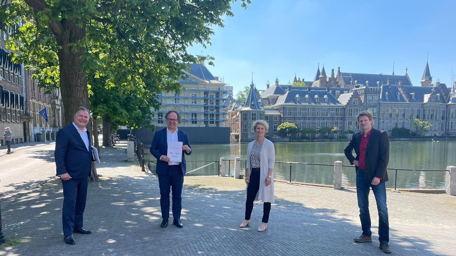 Minister Koolmees krijgt het Sociaal Akkoord 2021 overhandigd uit handen van ONL-voorzitter Hans Biesheuvel (links), Cristel van de Ven (voorzitter VZN) en Martin Pikaart (voorzitter en oprichter AVV, rechts).
