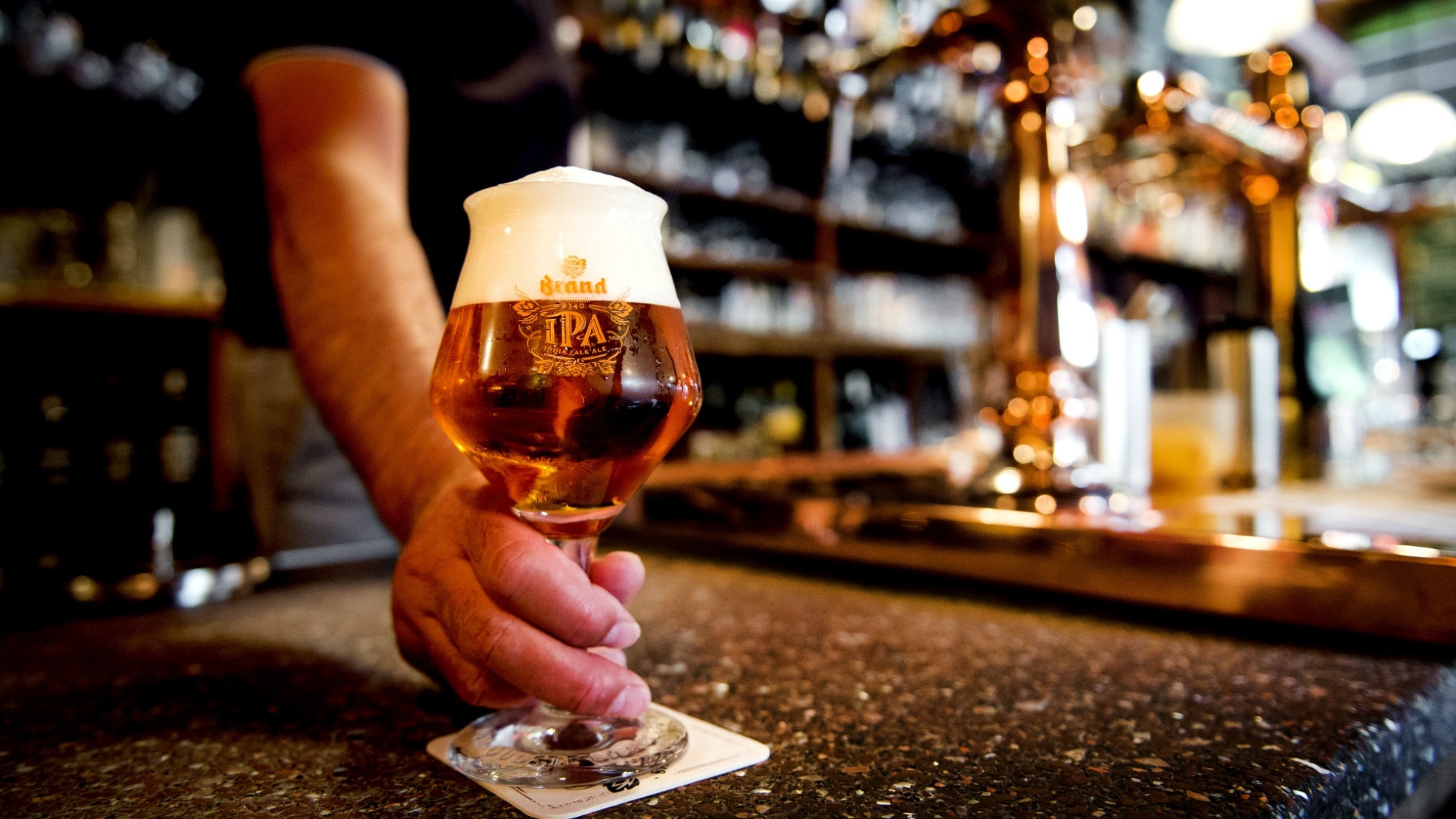 Een biertje, het mag per zaterdag 5 juni ook weer binnen. Tot 22.00 uur, want dan moet horeca de deuren sluiten. Foto: ANP.