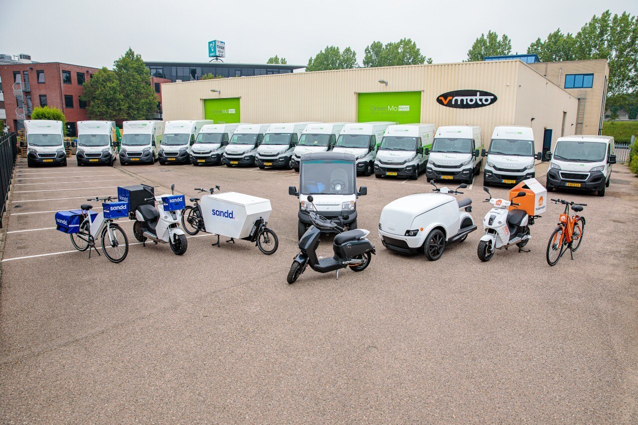 GreenMo, verhuurder van e-bikes aan onder andere Just Eat Takeaway (Thuisbezorgd.nl), Domino’s en De Beren, heeft het Amsterdamse onderhoudsbedrijf Helmstadt overgenomen. Foto: GreenMo