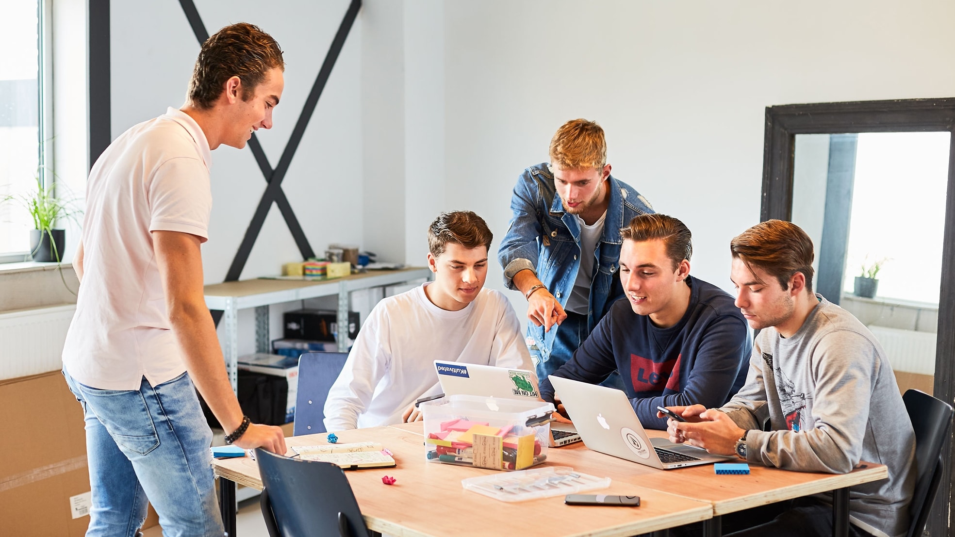 Brainstormende studenten van het I AM College.
