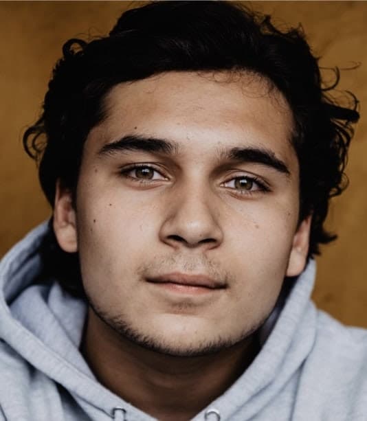Op 14-jarige leeftijd startte Sem Bosveld met een startkapitaal van 2.000 euro zijn eerste modebedrijf, het fashionmerk Infitiny Benelux.