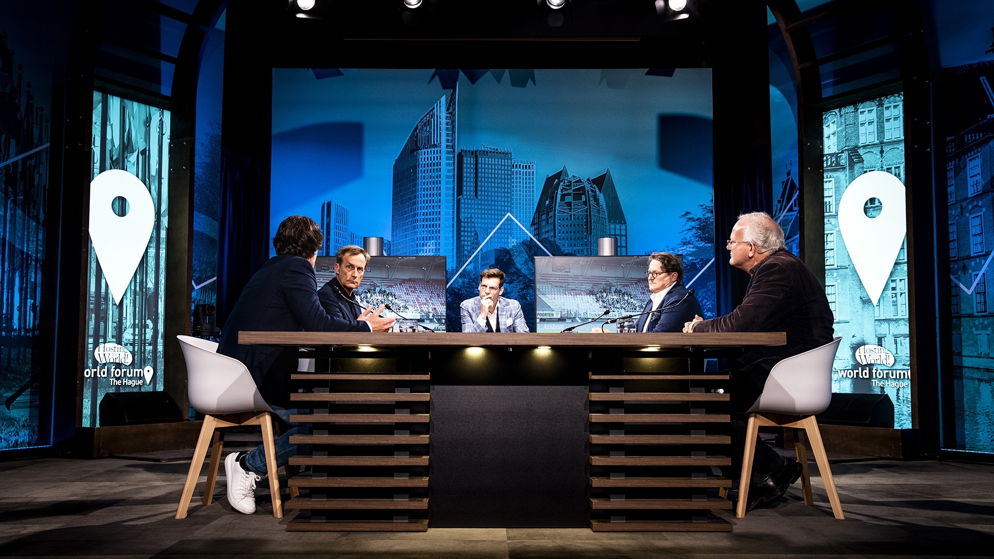 Pieter Lubberts (Fieldlab Evenementen), Riemer Rijpkema (Fieldlab Evenementen), presentator Maarten Bouwhuis, Andreas Voss (Radboudumc) en Willem Westermann (Vereniging Van Evenementen Makers) (v.l.n.r.) in gesprek tijdens een perspresentatie van Fieldlab Evenementen. Foto: ANP