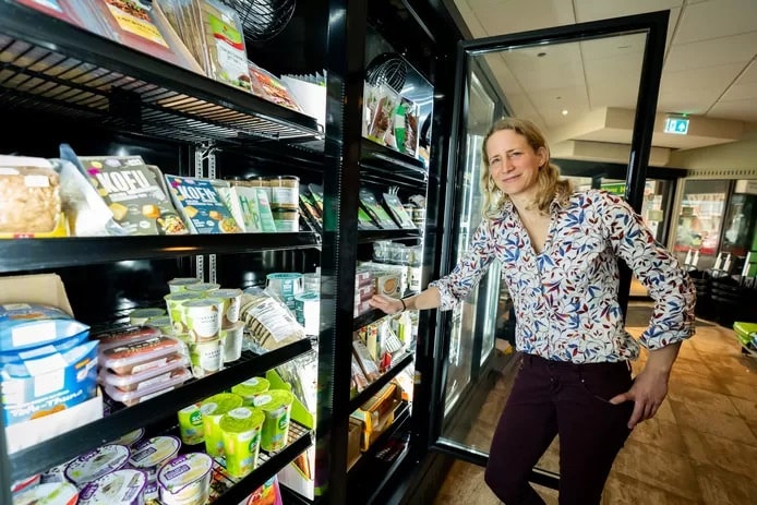 Natascha de Rooij in haar Utrechtse vestiging van Vmarkt. Foto: AD/Koen Laureij.