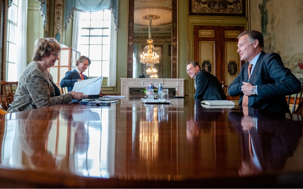 Informateur Hamer ontvangt directeur van het Sociaal en Cultureel Planbureau (SCP), Kim Putters, directeur van het Planbureau voor de Leefomgeving (PBL), Hans Mommaas en directeur van het Centraal Planbureau (CPB), Pieter Hasekamp voor een gesprek over de gevolgen van de coronacrisis en ideeen en voorstellen die kunnen bijdragen aan de transitie van crisis naar herstel. Foto: ANP.