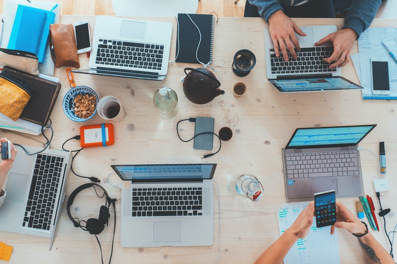 Met de komst van steeds jongere werknemers is het de kunst een IT-systeem te ontwikkelen dat ook geschikt is voor de operating systemen van Apple en Google Foto: Unsplash