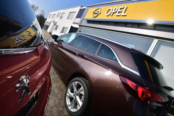Een showroom van een Opeldealer. Het merk is onderdeel van autogigant Stellantis. Foto: AD/Getty Images.