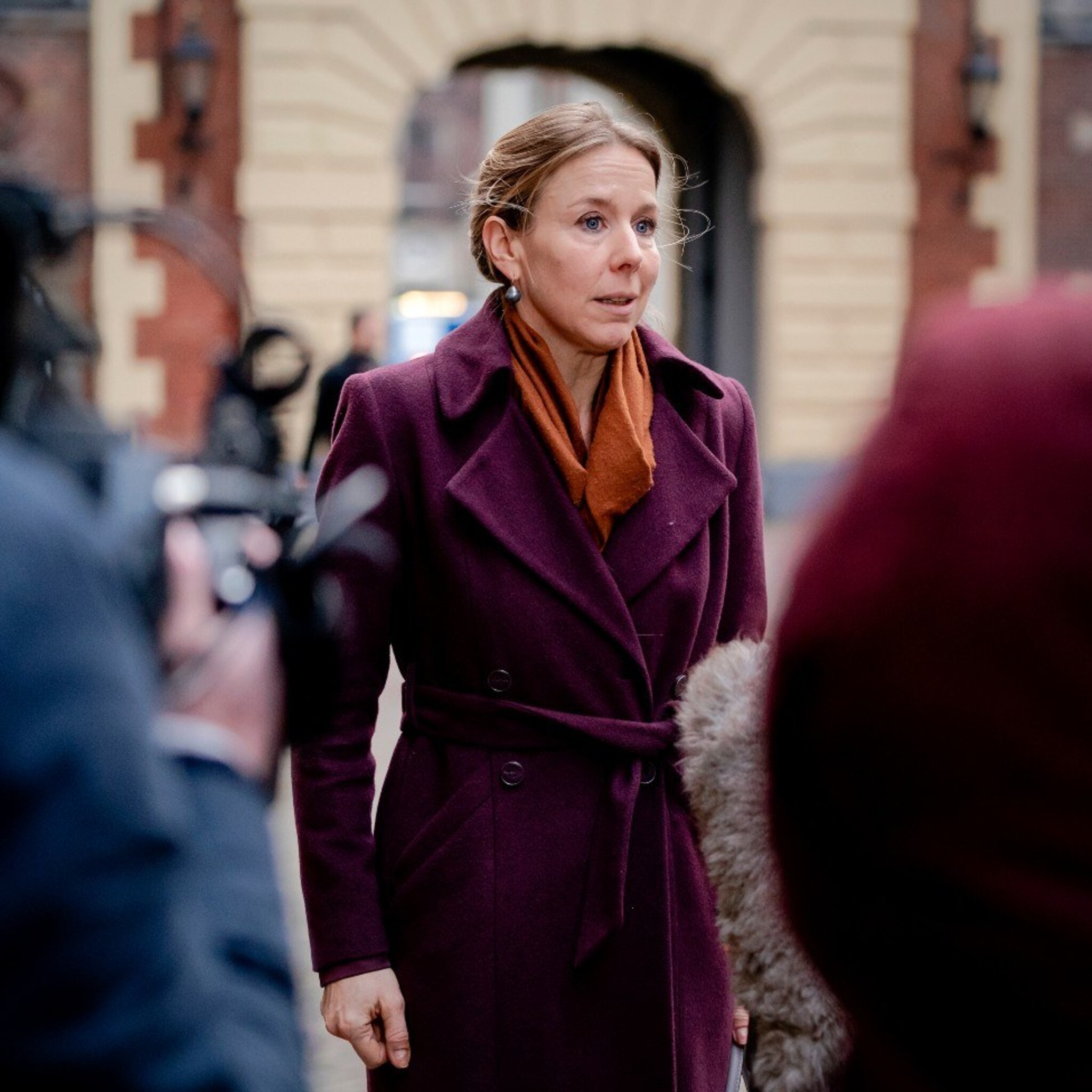 niet gemeenten maar kledingindustrie moet oud textiel gaan inzamelen vindt staatssecretaris van veldhoven