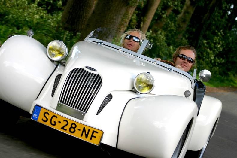 Iwan en Dimitri Göbel achter het stuur van één van hun Burtons. Foto: Burton Car Company