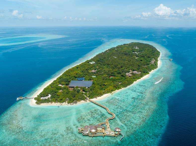 Soneva Fushi, een luxeresort op de Malediven. Dat in zulke paradijselijke oorden muggen de rust serieus kunnen verstoren is op beelden als deze nooit te zien. Op Soneva Fushi is dat ook niet langer het geval, daar hebben ze de populaties uitgeroeid. Foto: AD/Soneva.