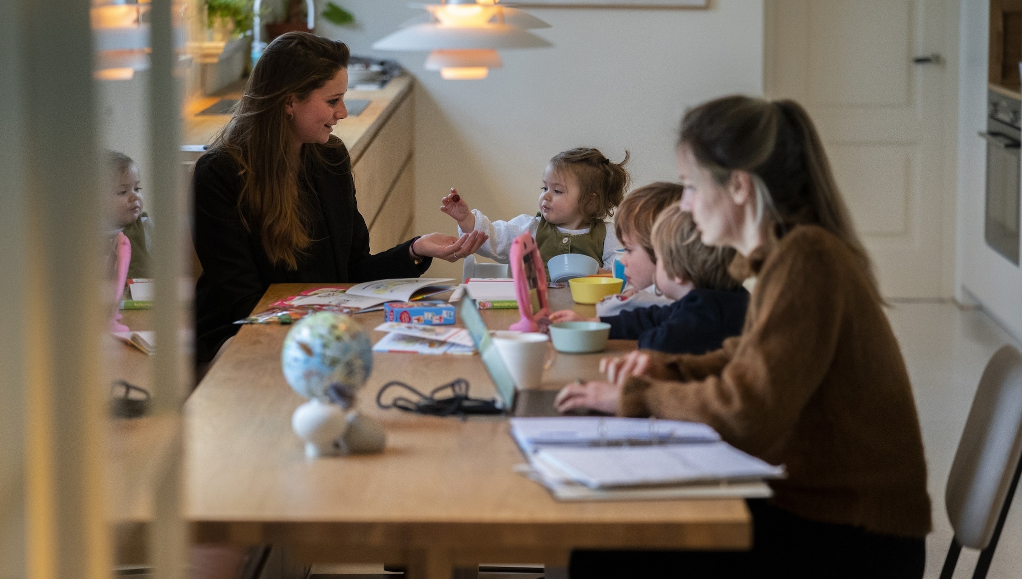 Een werkende moeder met een oppas van de Amsterdamse oppasservice Charly Cares. Foto ter illustratie: ANP