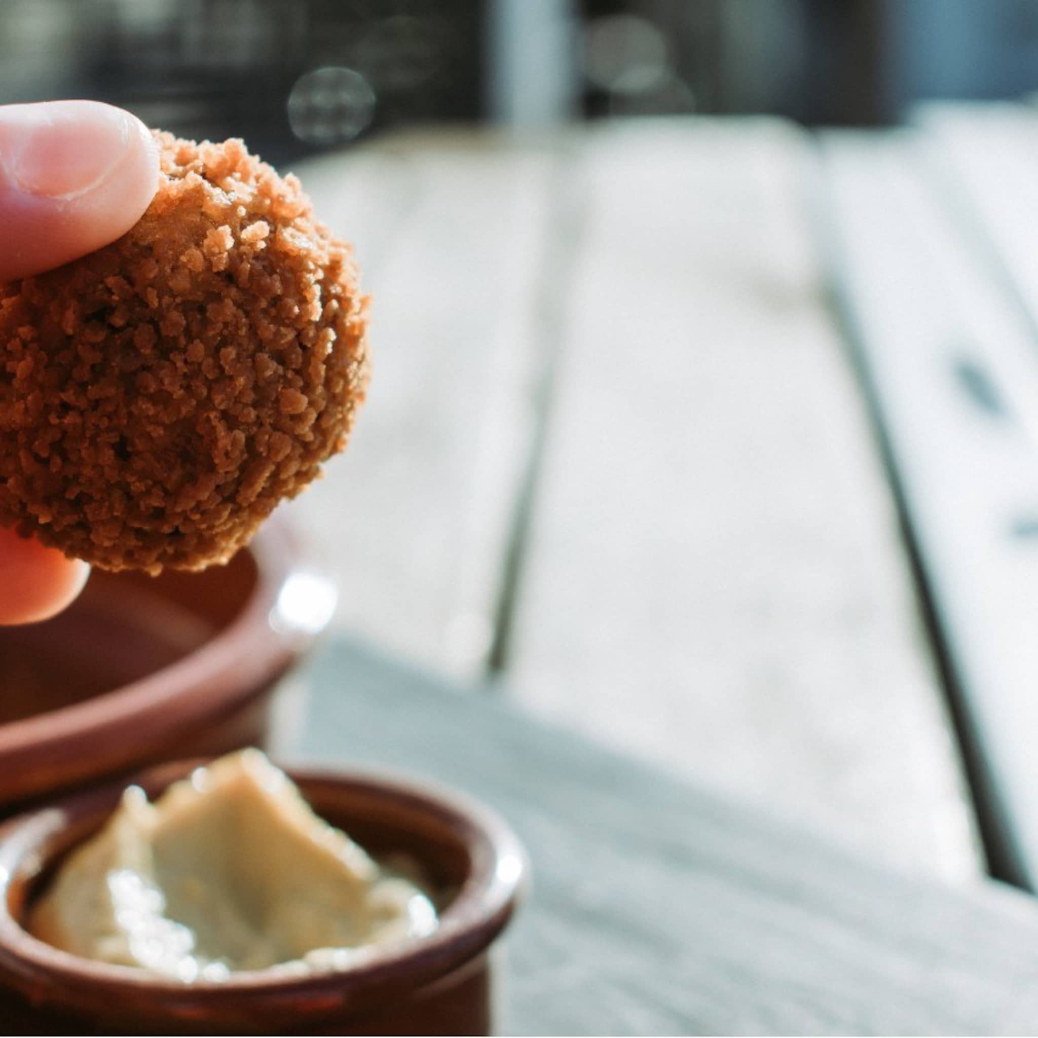 voor zover ik me kan herinneren mag u bitterballen bestellen gesteld dat u daar trek in heeft voor zessen