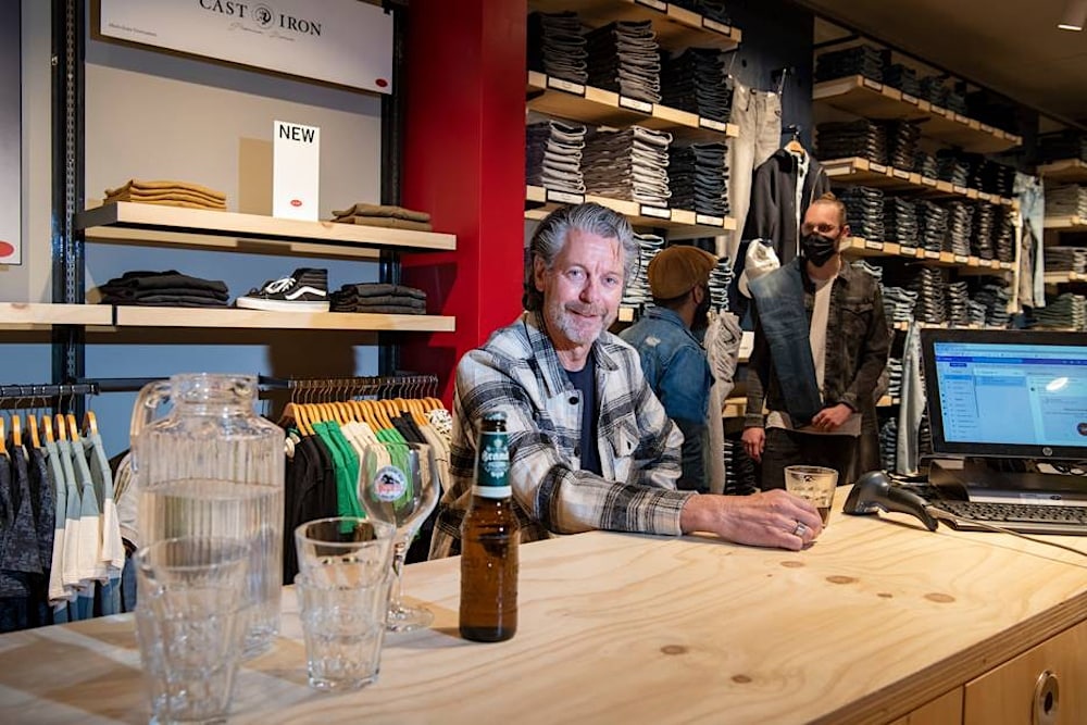 Jan Peters in de nieuwste Score-winkel in Apeldoorn, waar de kassa veel weg heeft van een bar. Foto: Maarten Sprangh
