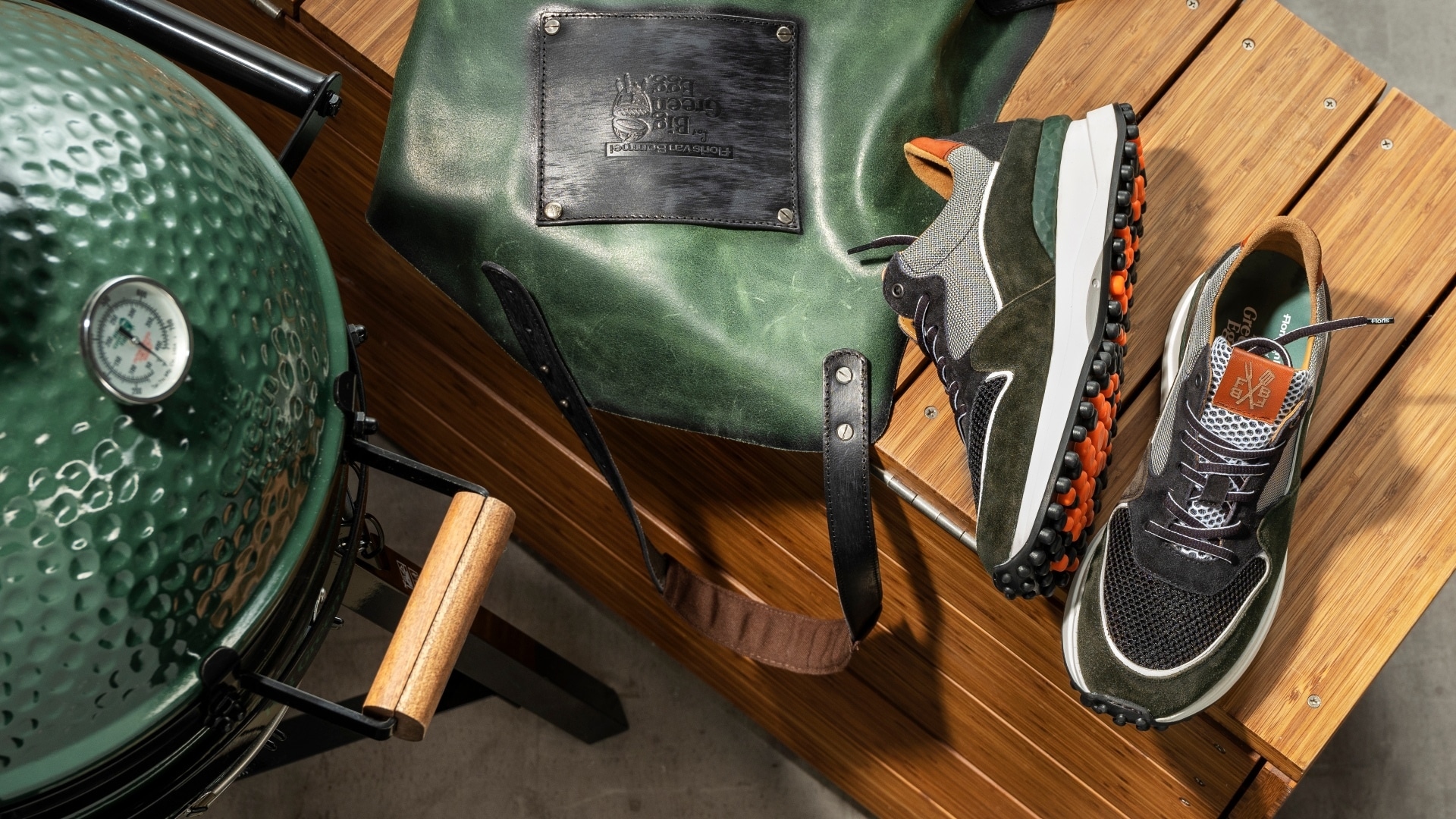 De schoenen van Van Bommel, hier naast de Big Green Egg. Foto: Floris van Bommel