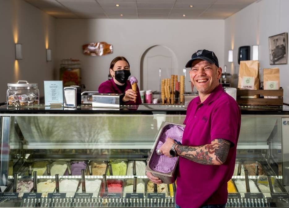Rick van der Windt staat in zijn Vlaardingse ijssalon Winzo met een van zijn verkopers. Foto's: Frank de Roo