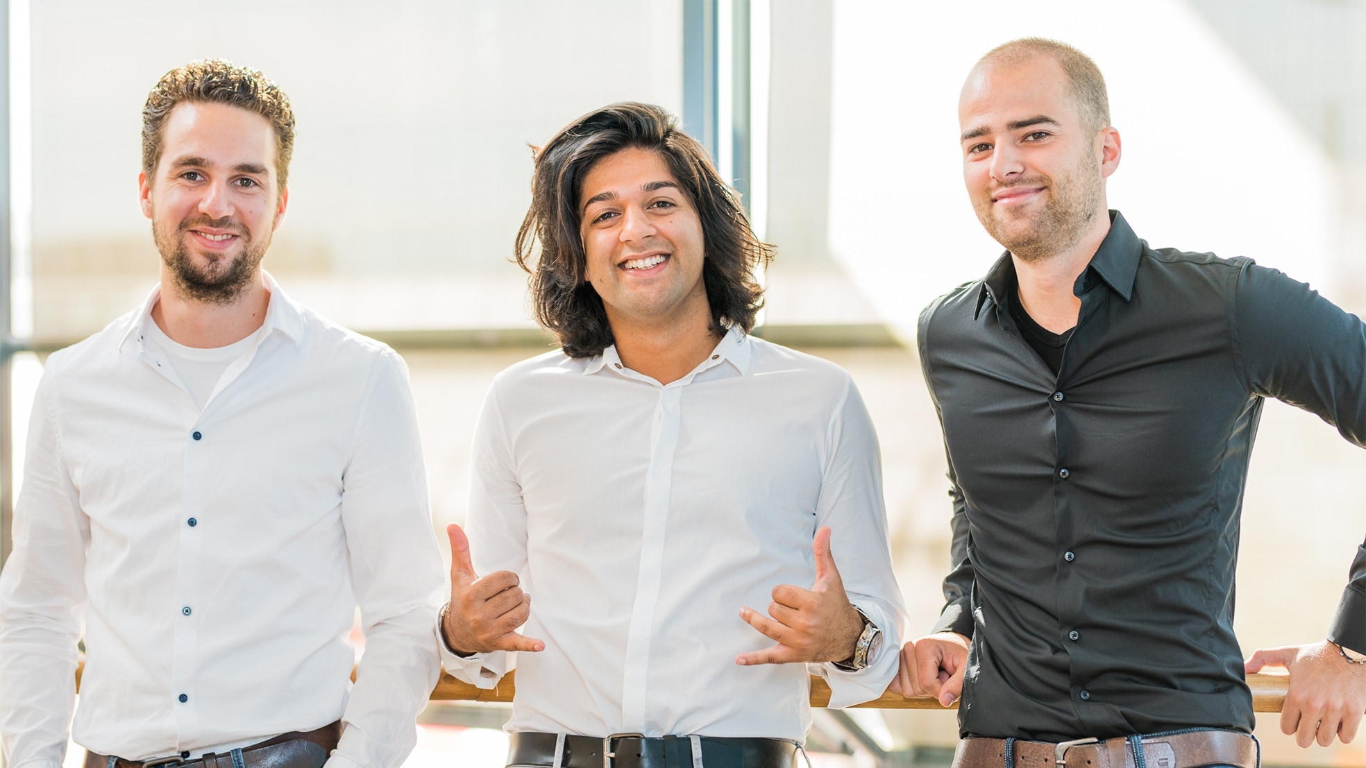 Sendcloud-ceo Rob van den Heuvel (rechts), met mede-oprichters Sabi Tolou (midden) en Bas Smeulders (links).
