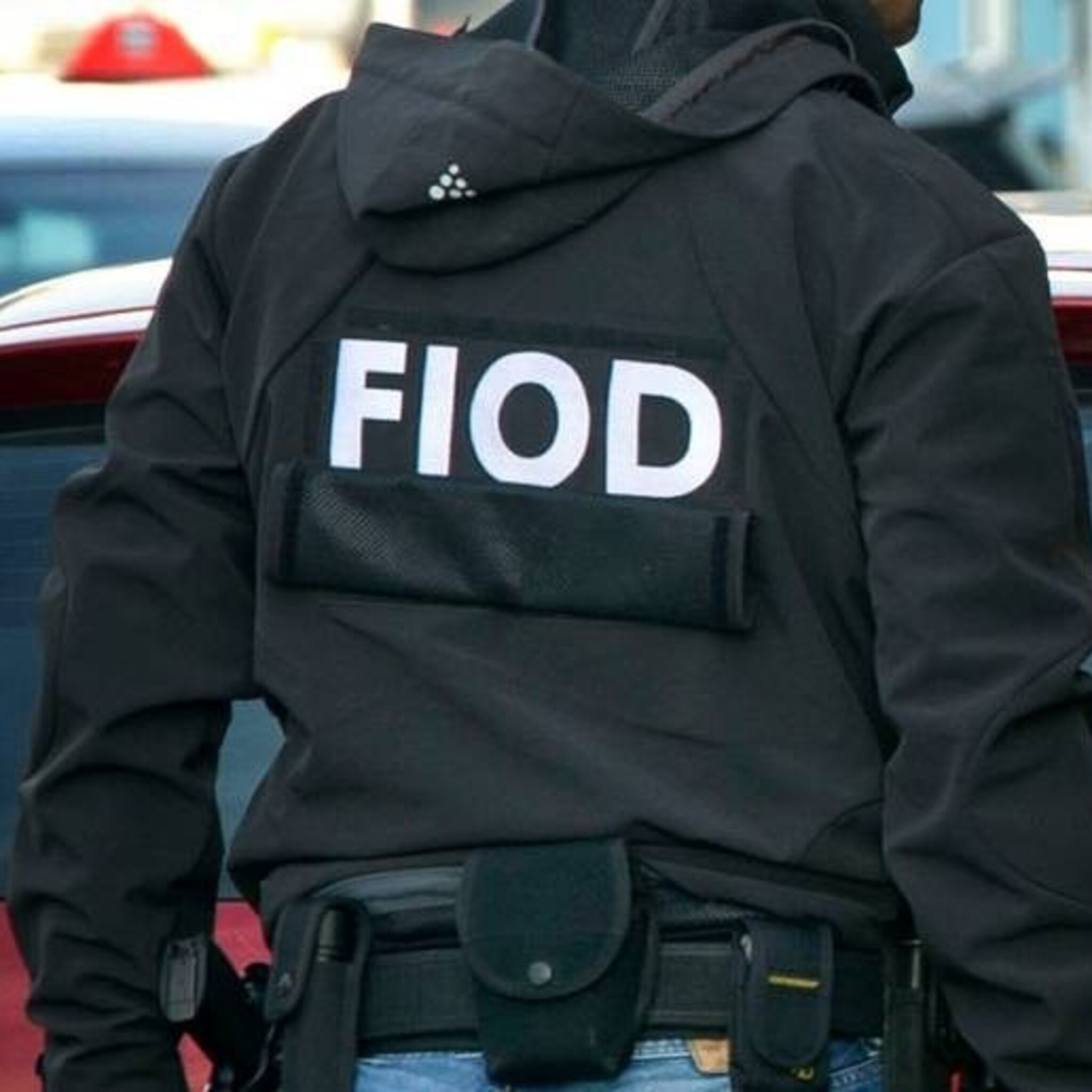 deurwaarder op stoep bij honderden misbruikers coronasteun overheid scherpt controle aan