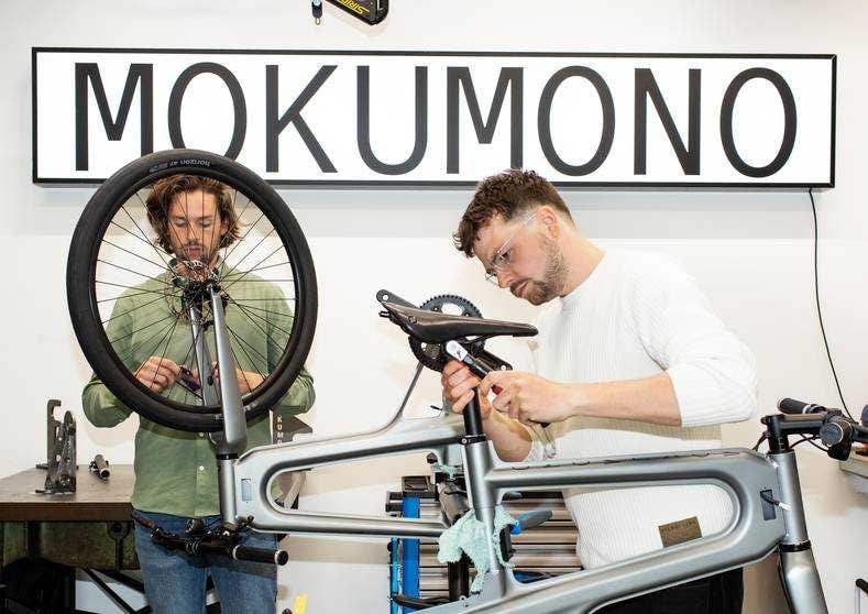 Eigenaren Tom (rechts) en Bob Schiller in de werkplaats van Mokumono Cycles in Diemen. Foto's: Susanne Stange