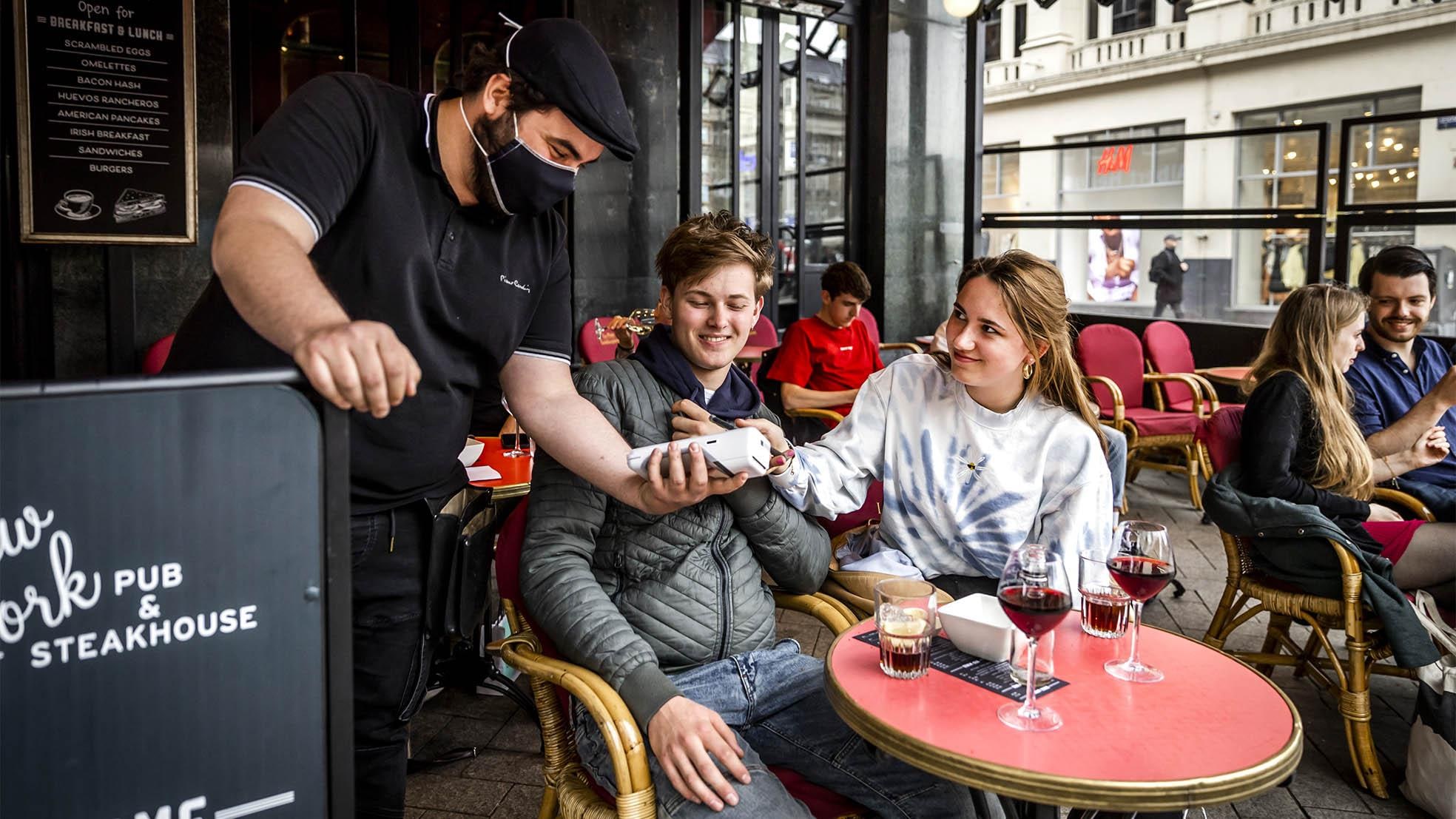 Terrasgangers rekenen hun laatste drankje af op het hoofdstedelijke Leidseplein. Foto: ANP