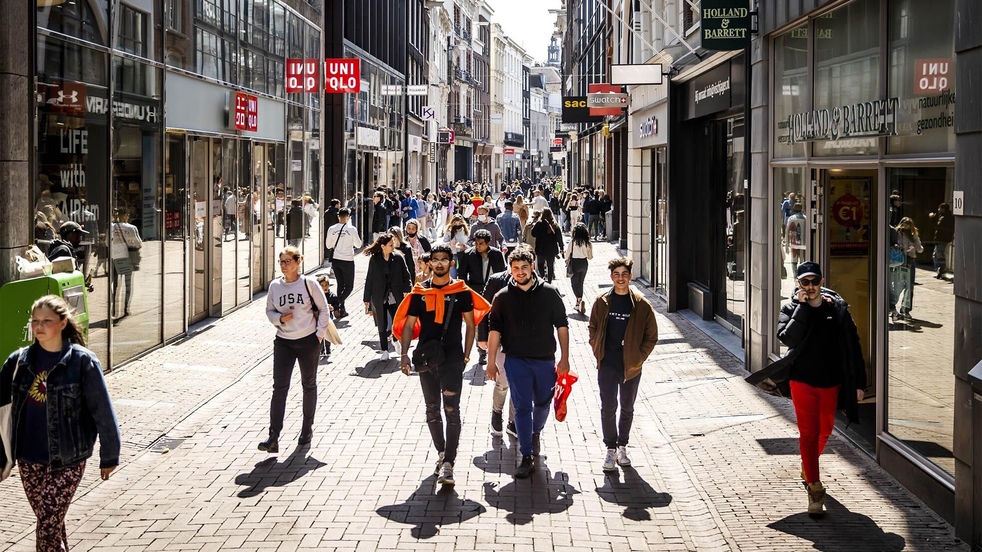 Winkelende mensen in de Amsterdamse Kalverstraat op 28 april, de dag van de eerste versoepelingen. Foto: ANP