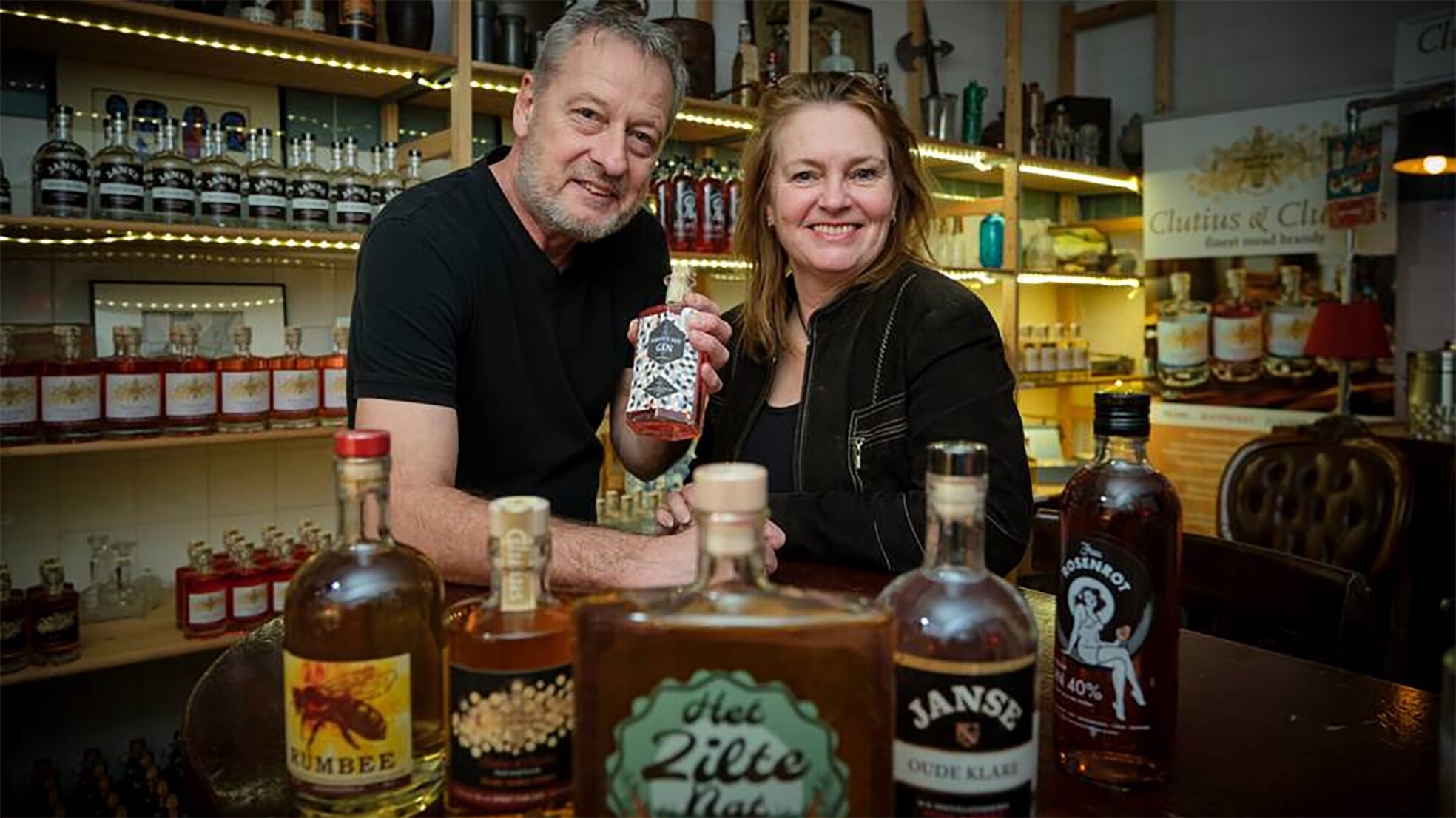 Rob van der Gaag en Alwine van Winsen met hun winnende producten. Foto: Roel Dijkstra