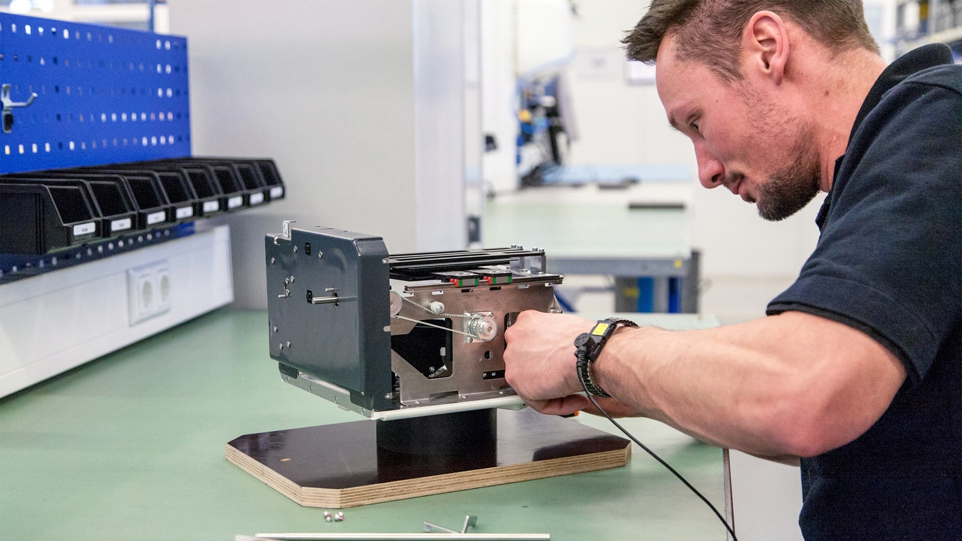 Varex Imaging-medewerker Sjoerd Hermsen aan de slag met de digital twin-technologie. Foto: Varex