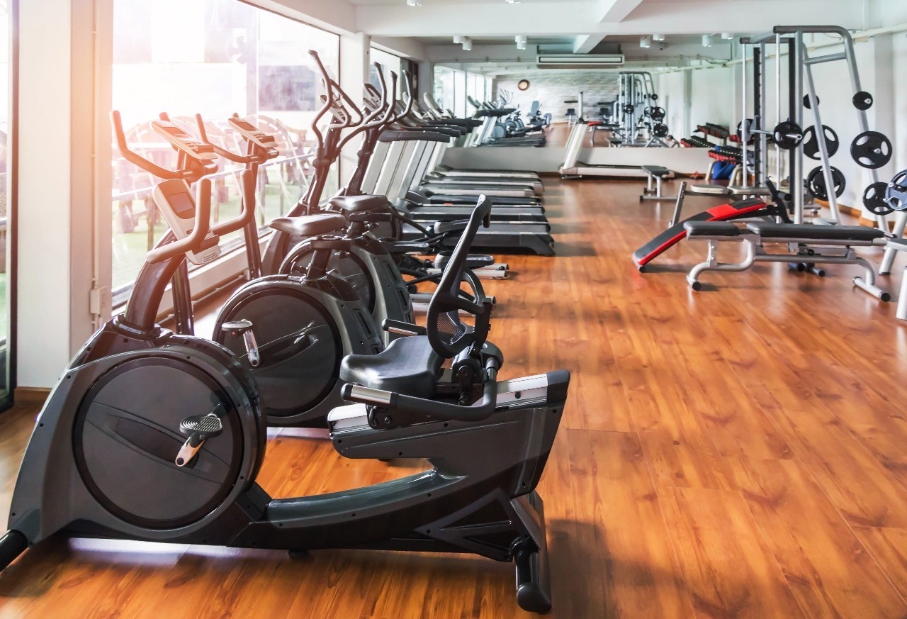 Lege sportscholen, fitnesscentra blijven voorlopig nog dicht; het kabinet heeft stap 2 van het openingsplan namelijk uitgesteld. Foto: Shutterstock.