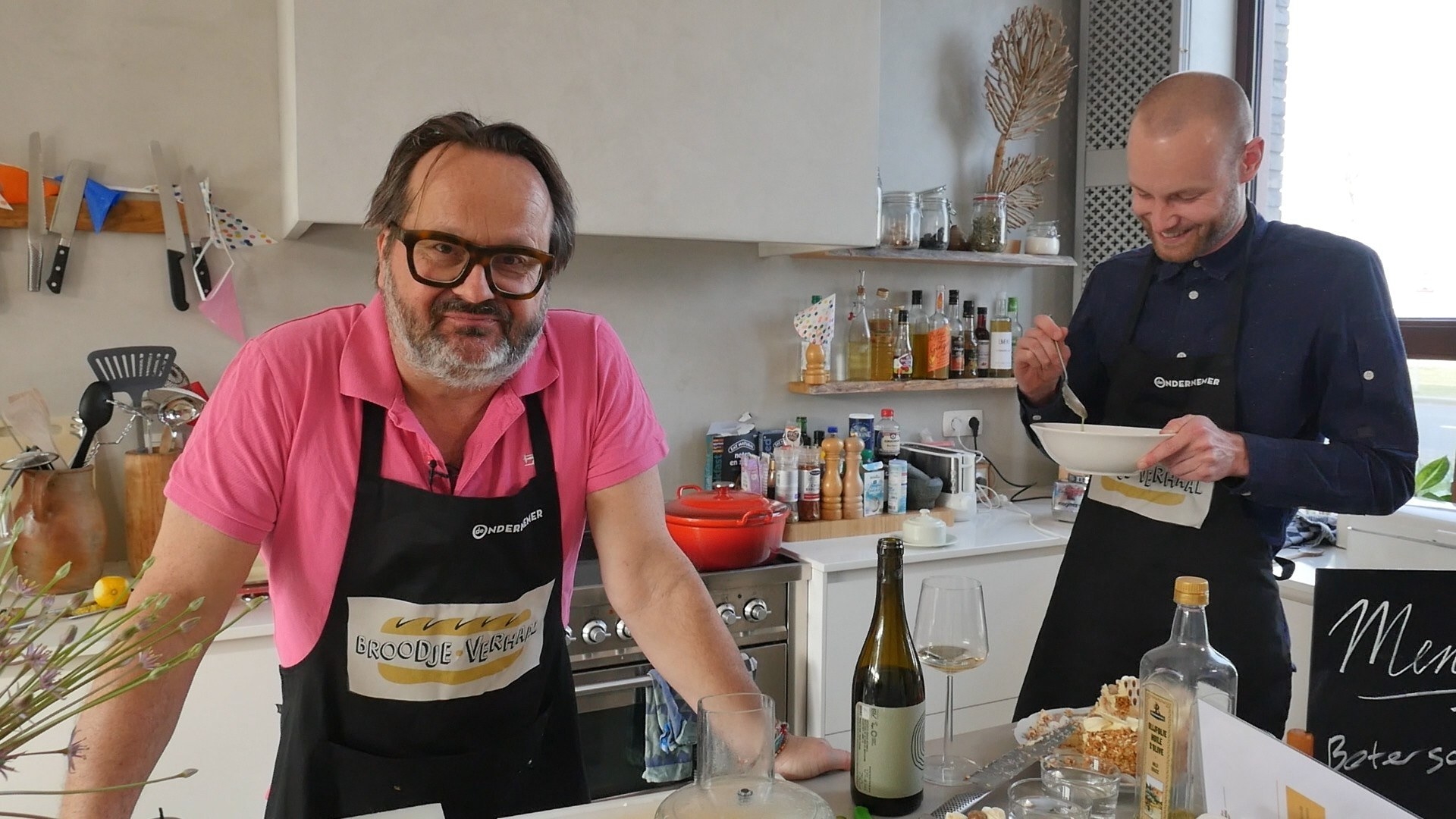 Cor Hospes (links) bereid in zijn keuken negen afleveringen 'Broodje Verhaal', om naar te kijken (video) of te luisteren (podcast). En de storytelling-expert blogt er bovendien over op onze website. Op de foto rechts de Meest Inspirerende Ondernemer van het Jaar, Niels Meijssen van Moonback.